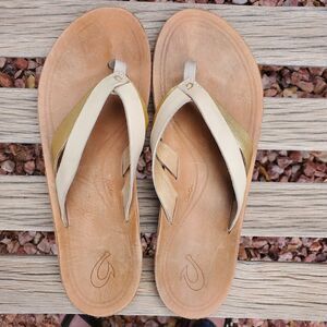 Olukai KAEKAE Slip On Leather Sandals Womens Size 11 Thong Flip Flops Tapa Gold